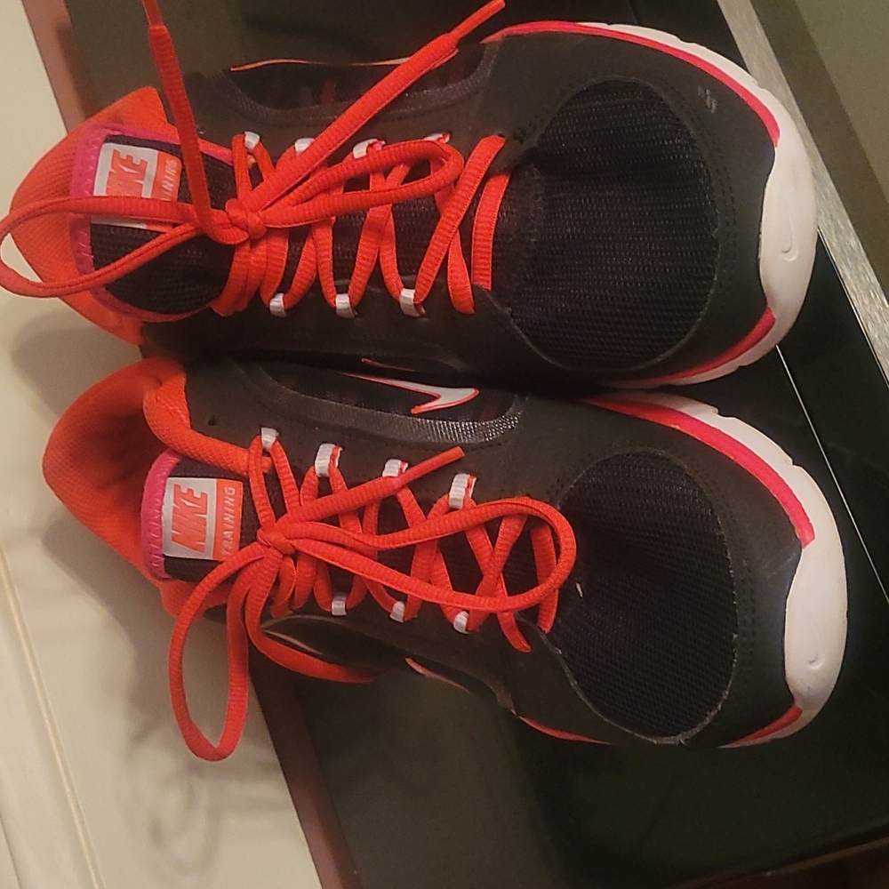 Nike womens size 10 black and coral